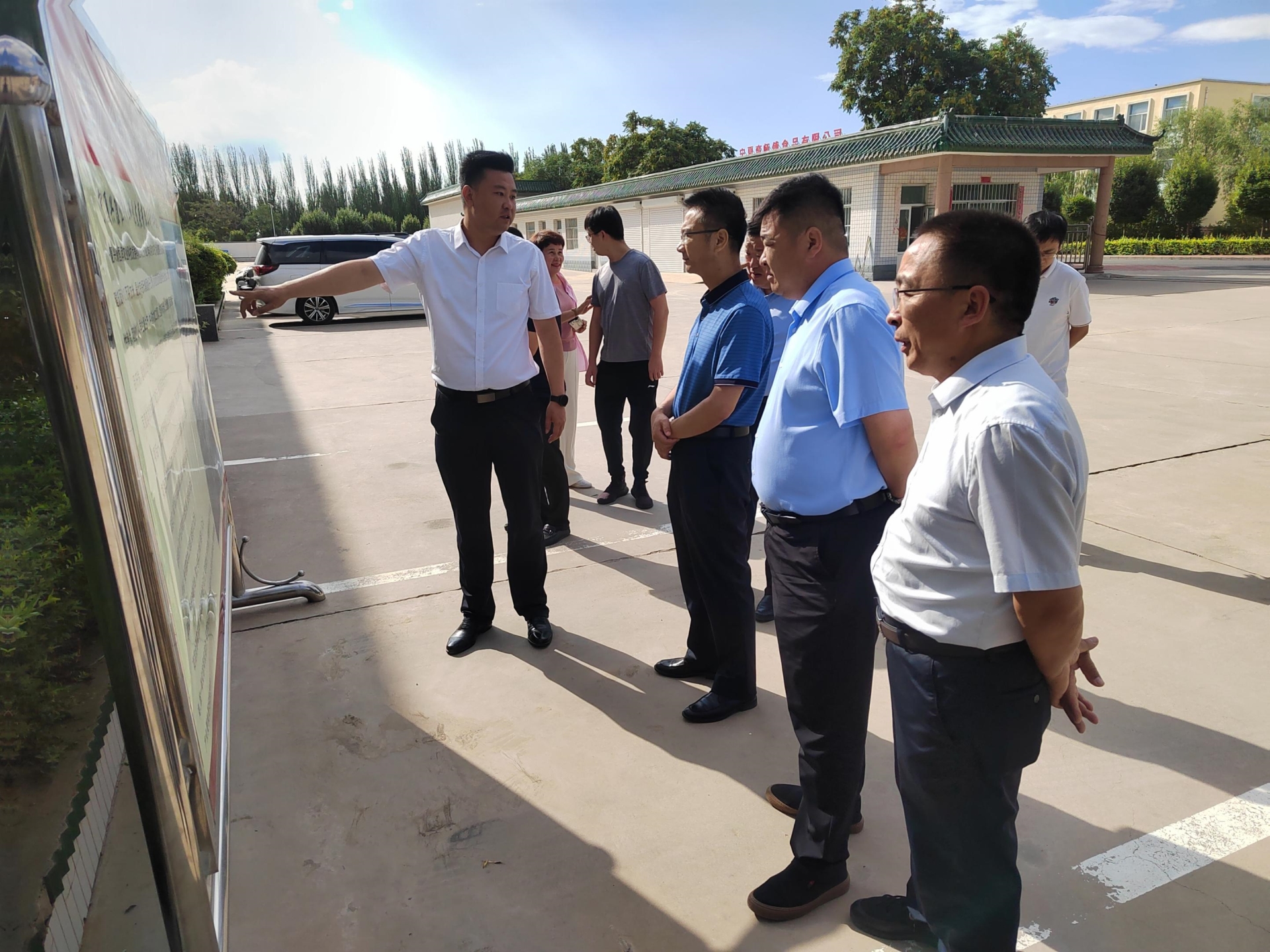 石嘴山市市委常委、政府副市長(zhǎng)孫鋒彪蒞臨寧夏興康恒潤(rùn)農(nóng)業(yè)科技發(fā)展有限公司調(diào)研