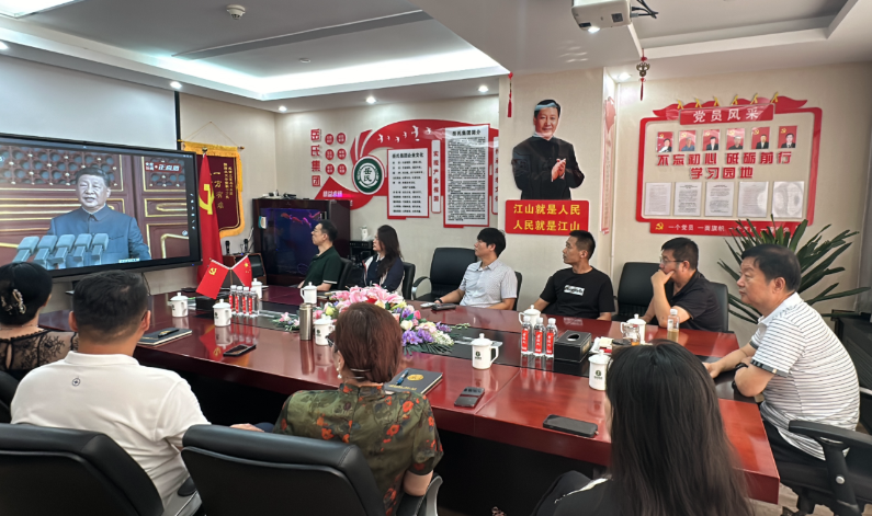 岳氏集團組織觀看抗戰(zhàn)勝利閱兵，愛國情懷激蕩人心